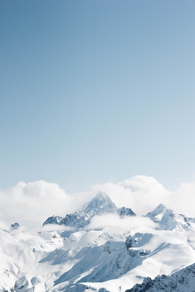 冰雪覆盖下的山蓝天白天
